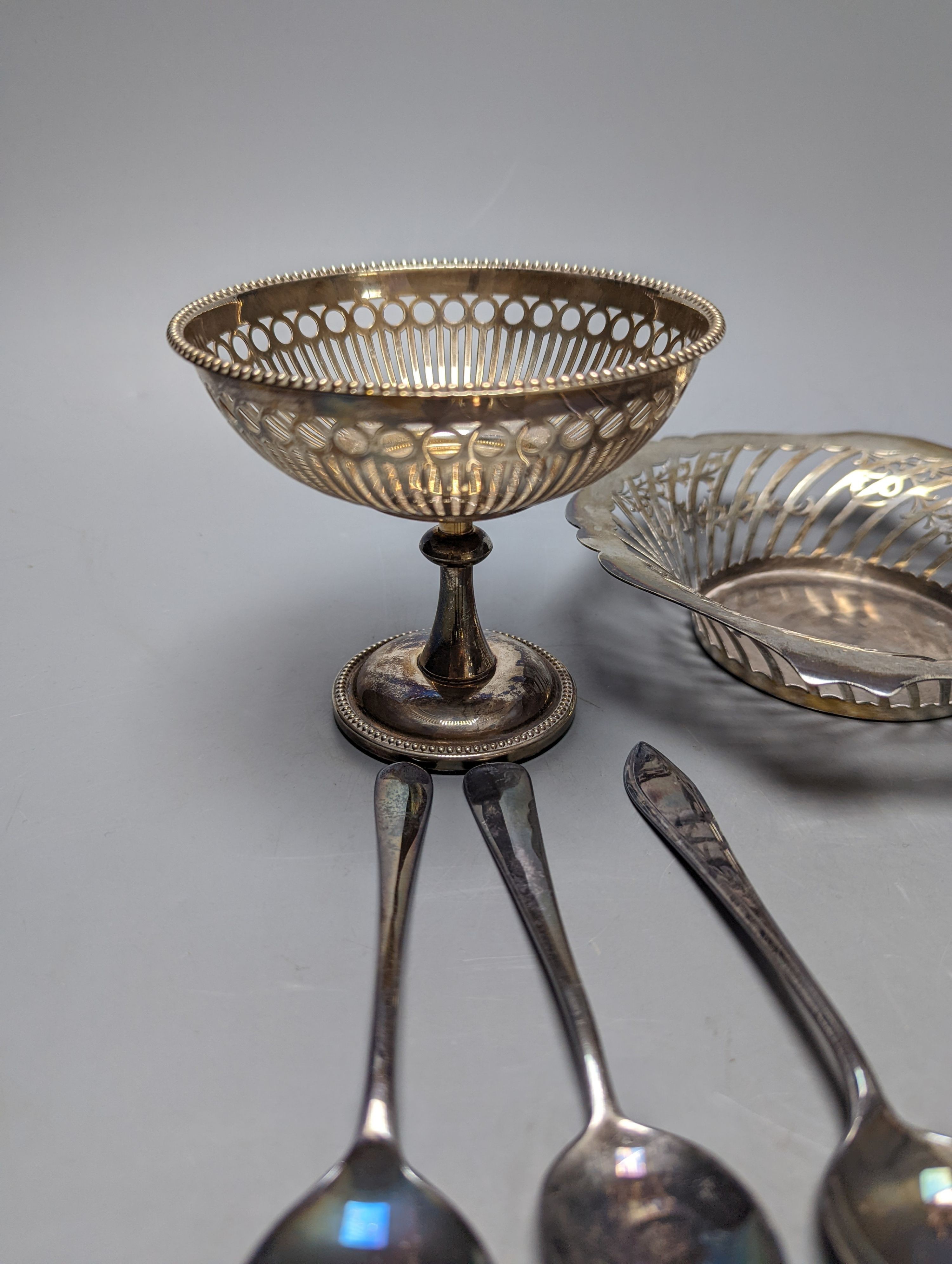 A George V pierced silver bowl, 18.1cm a Dutch white metal beaker and six items of Dutch white metal flatware, 12.5oz and a plated pedestal dish.